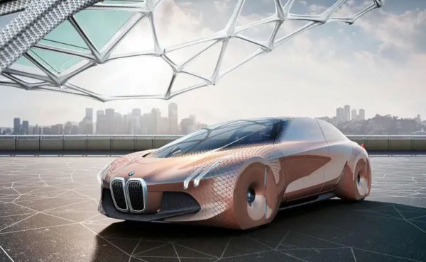 Пуснато на пазара, за да отбележи стогодишнината на компанията, BMW Next 100 предложи реален поглед към бъдещето. Автономният модел е пионер при новите технологии и дизайн, които включват структура от въглеродни влакна. Коефициентът му на съпротивление е 0,18 Cd.